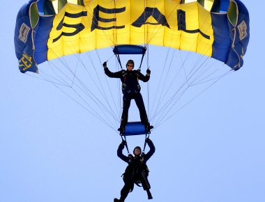 Βίντεο: Άλματα με αλεξίπτωτο από τους Leap Frogs των US Navy SEALs